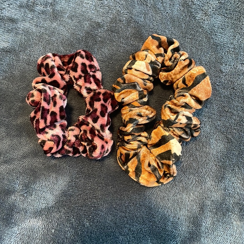 2 pack of scrunchies